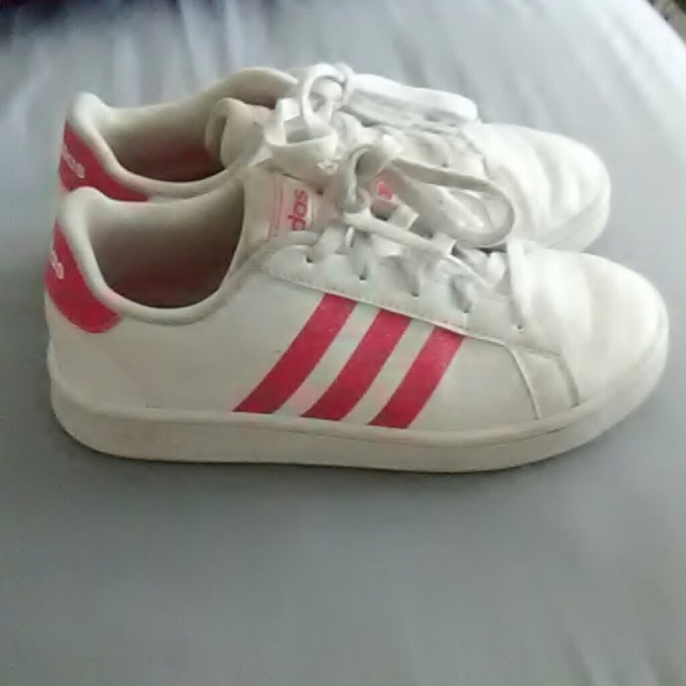 Girl's sneakers.